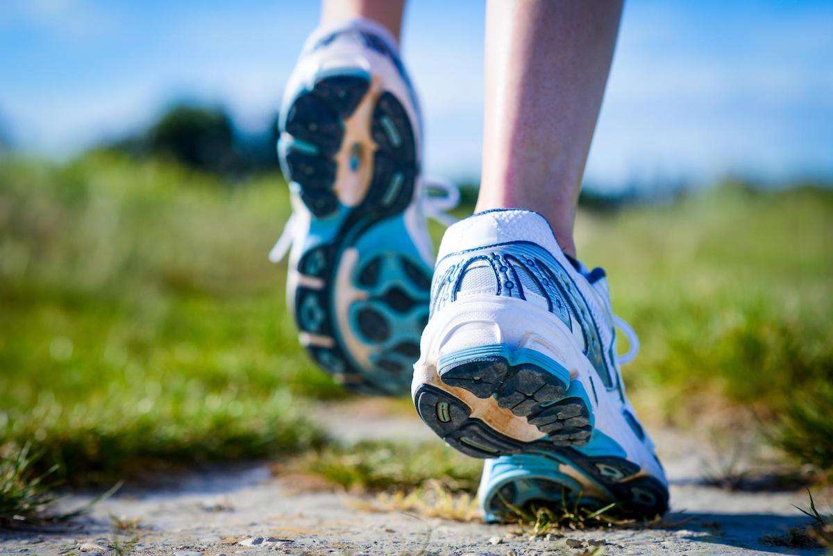 Produktfoto von Laufschuhen in der Natur